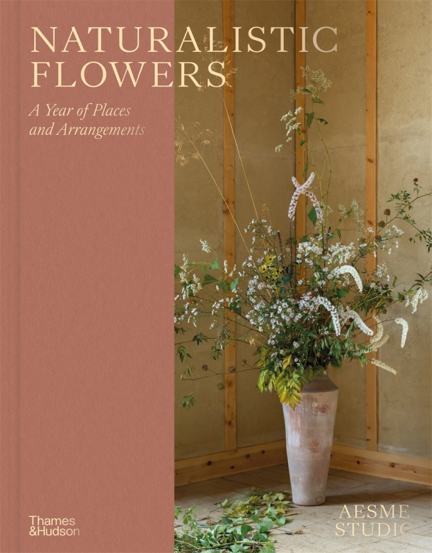 Book cover image - Naturalistic Flowers